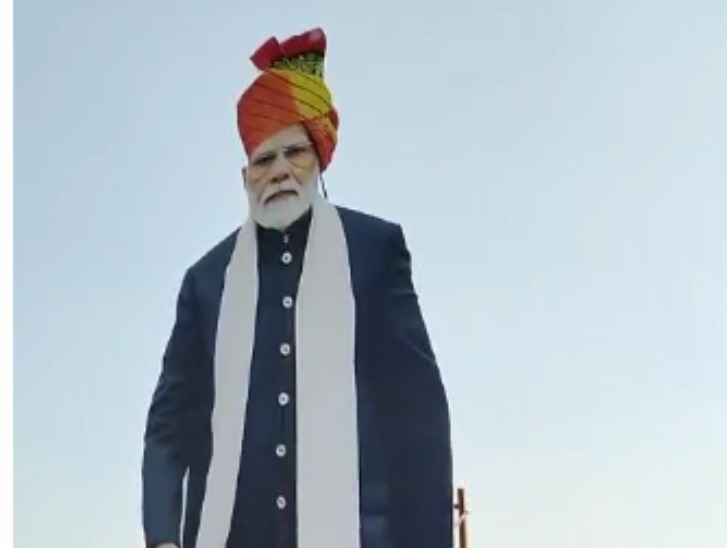 कार्यक्रम स्थल पर पीएम के बड़े-बड़े कट आउट्स लगाए गए हैं।