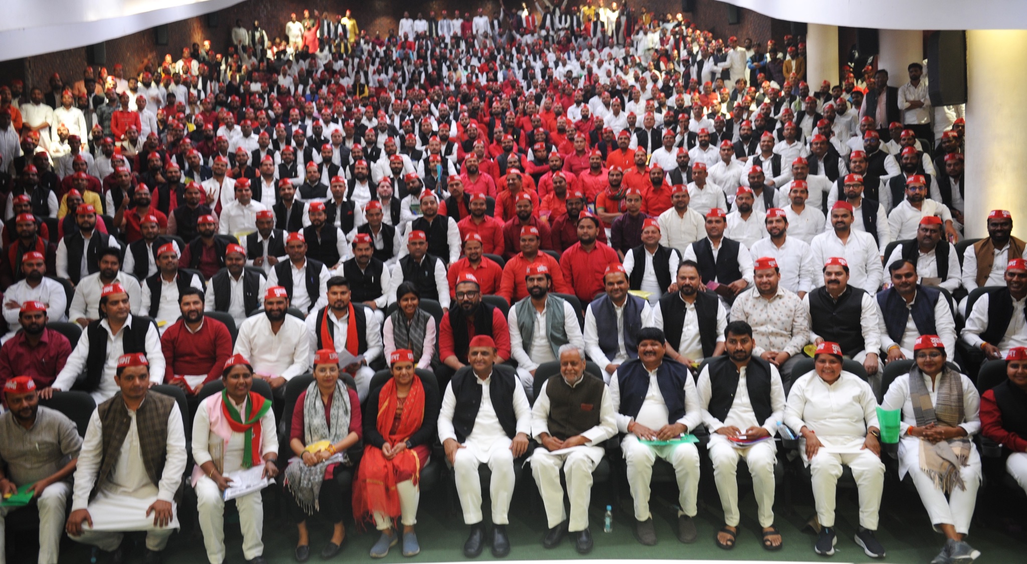 अखिलेश यादव ने कहा कि समाजवादी पार्टी संविधान रक्षक की भूमिका में है। बूथ स्तर तक संघर्ष होगा। समाजवादी पार्टी देश और लोकतंत्र बचाने के लिए दृढ़ संकल्पित है।