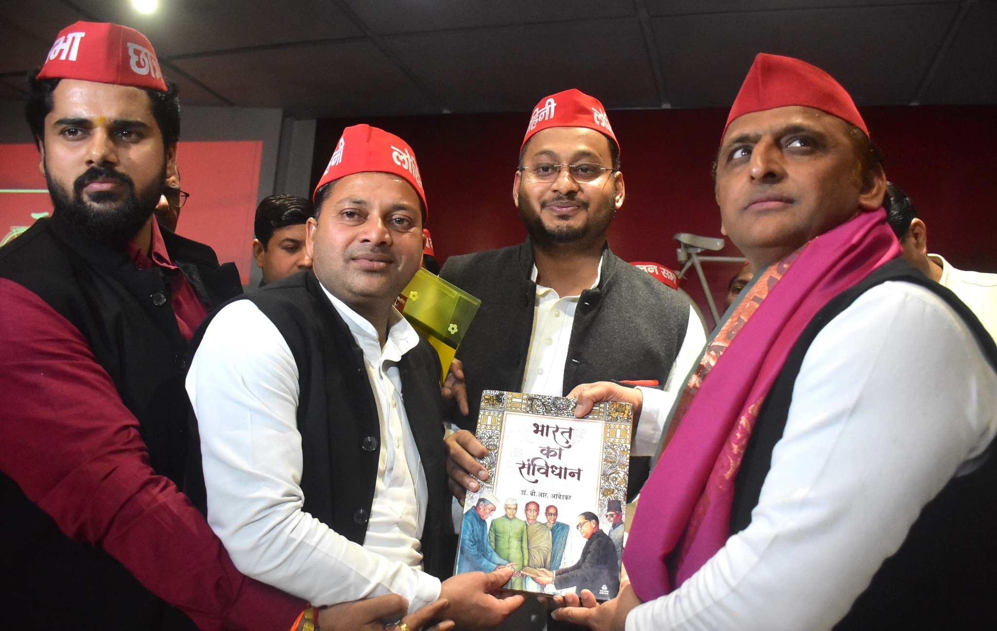 बैठक में समाजवादी युवजन सभा के राष्ट्रीय अध्यक्ष मोहम्मद फहद, प्रदेश अध्यक्ष अरविन्द गिरि, समाजवादी लोहिया वाहिनी के राष्ट्रीय अध्यक्ष अभिषेक यादव, प्रदेश अध्यक्ष डॉ. राम करन निर्मल मौजूद थे।