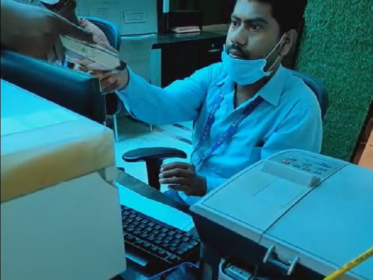 हाईटेक अस्पताल के कर्मचारी पर 50 हजार रुपए लेने का आरोप। - Dainik Bhaskar