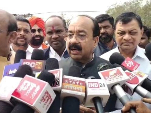 छत्तीसगढ़ के उपमुख्यमंत्री अरुण साव मीडियाकर्मियों से बात करते हुए। - Dainik Bhaskar