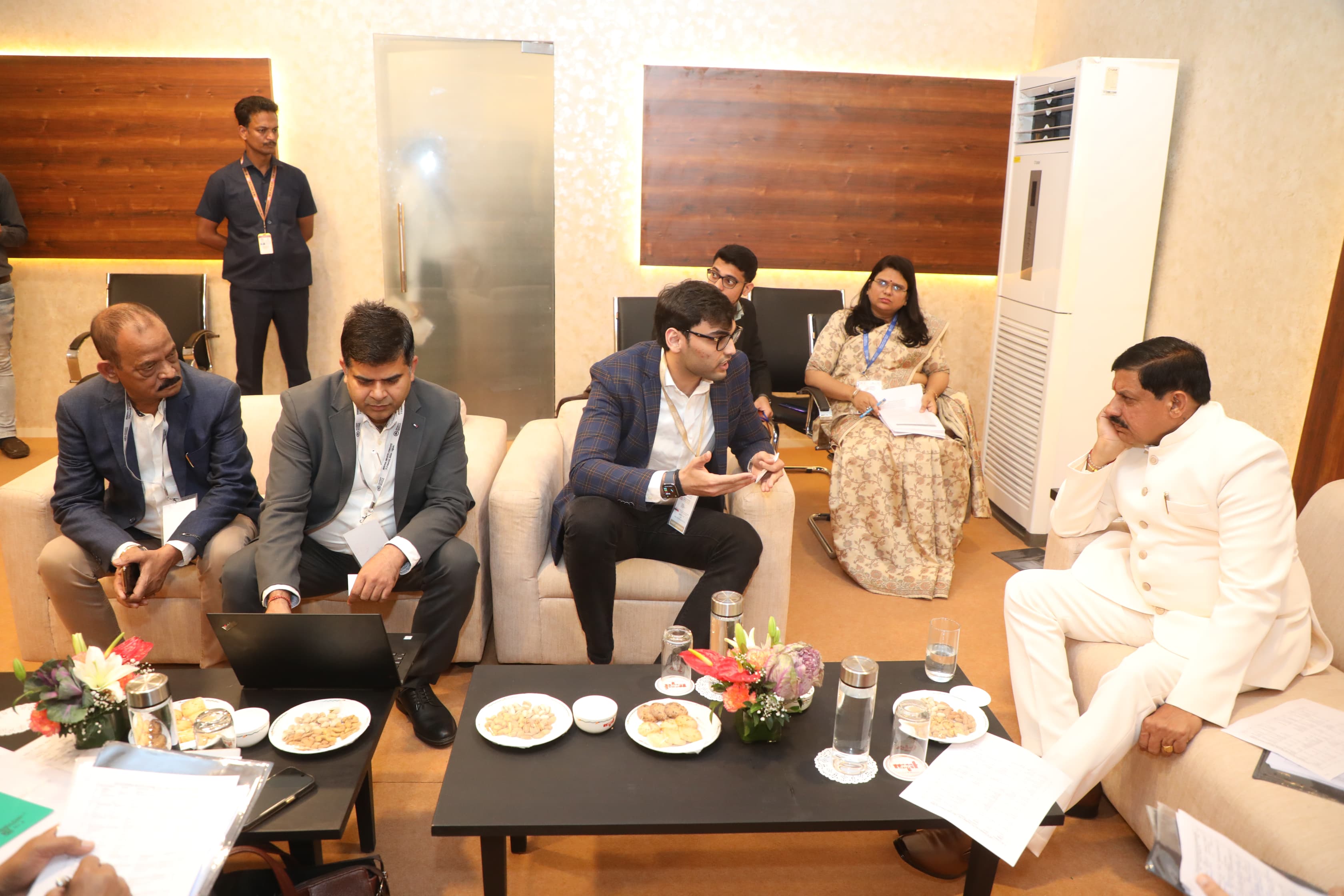 मुख्यमंत्री डॉ. मोहन यादव ने एचएंडएच हेल्थ एंड कॉस्मेटिक्स के एमडी हर्षल राय से निवेश के संबंध में चर्चा की।