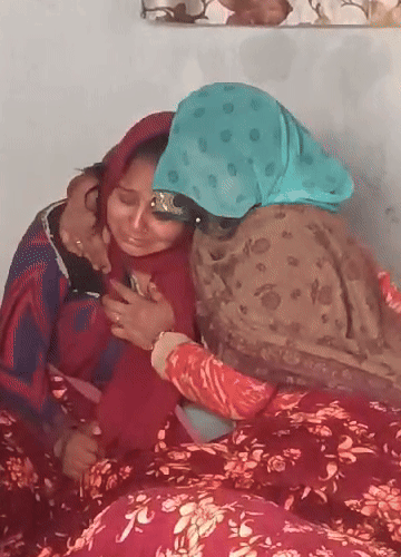सचिन की मौत के बाद बिलखती उसकी बहन और मां।