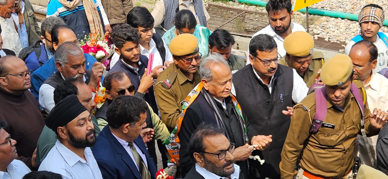 भरतपुर रेलवे स्टेशन से धौलपुर के लिए कार से हुए रवाना।