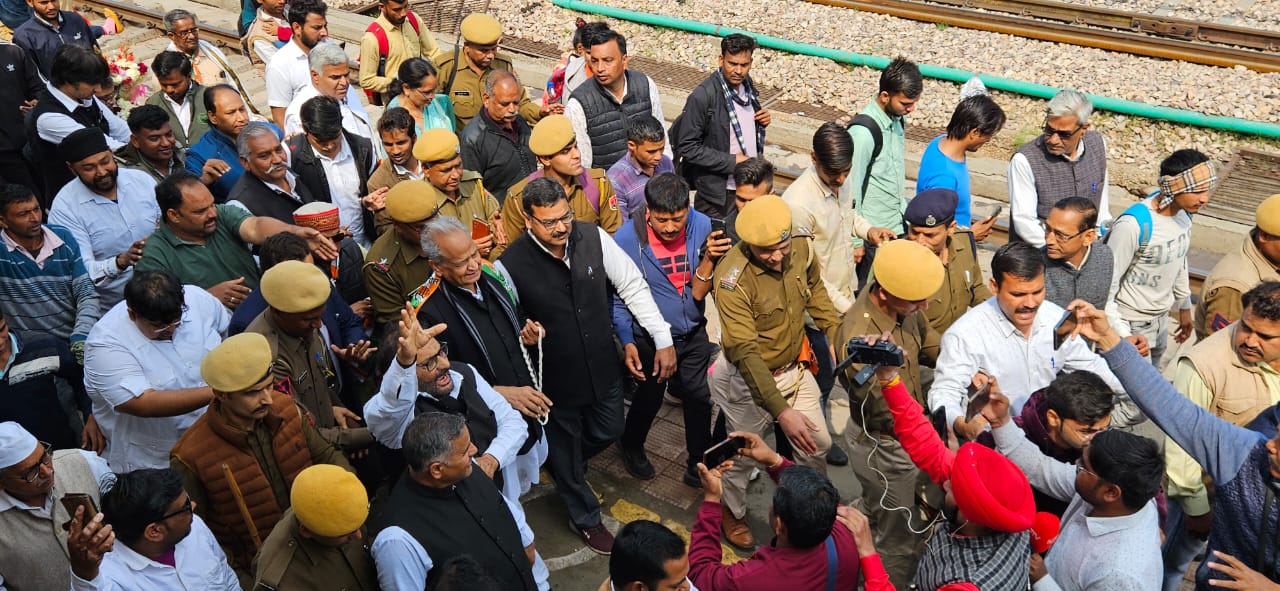 गहलोत ने कई मामलों पर बीजेपी को घेरा।