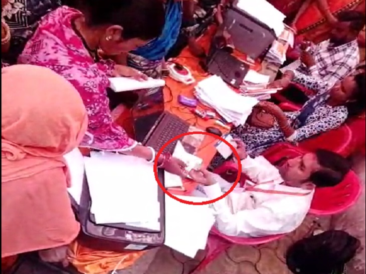 केवायसी के नाम पर महिलाओं से रुपए लेता कर्मचारी। - Dainik Bhaskar