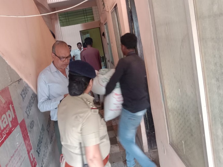 पीडीएस चावल को जब्त करते कर्मचारी और मौजूद खाद्य अधिकारी व वैशाली नगर टीआई