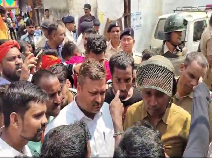 बजरंगियों को समझाते एएसपी सिटी अभिषेक झा और मौजूद पुलिस बल