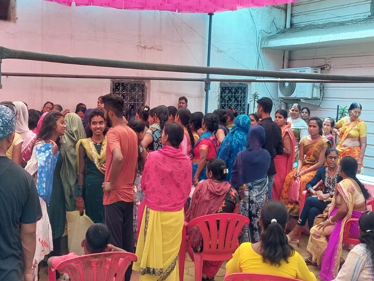 महतारी वंदन योजना के लिए KYC करने बड़ी संख्या में पहुंची महिलाएं।