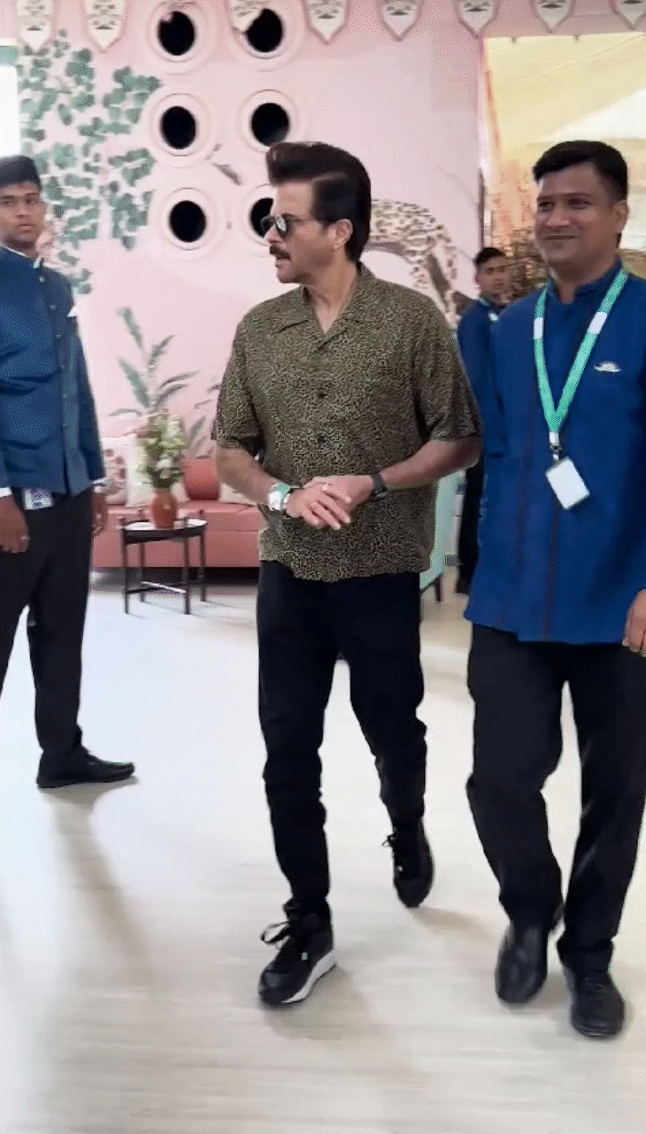 ब्रंच में मेहमानों को चूल्हे की रोटियां परोसी गईं।