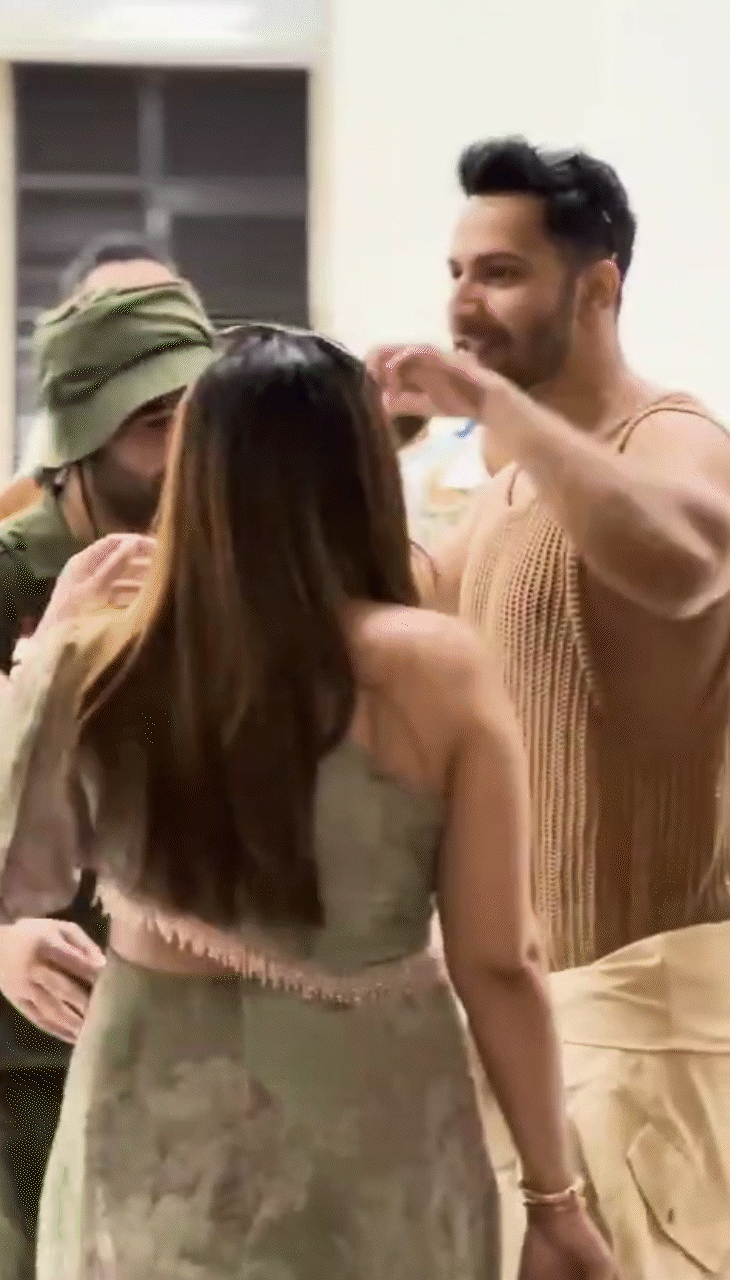 ब्रंच इवेंट के दौरान वरुण धवन, मुकेश अंबानी और अनंत अंबानी।