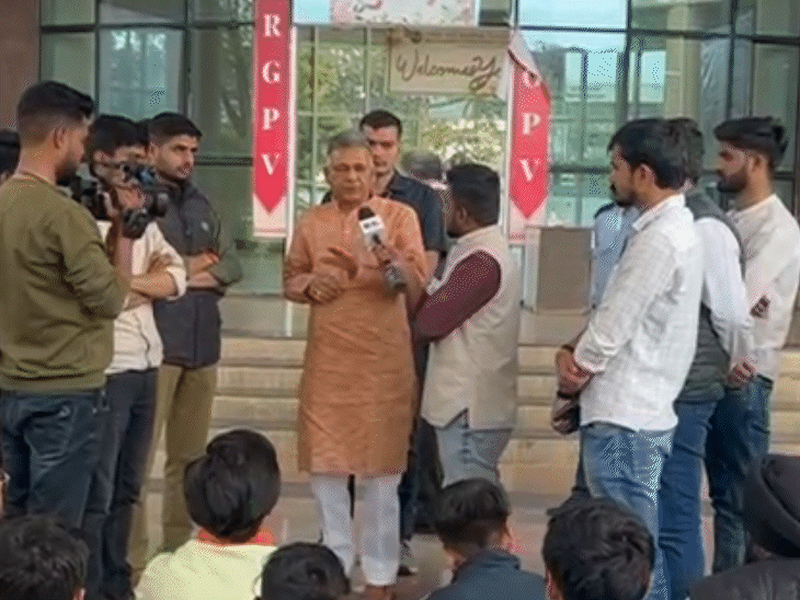 RGPV में हुई 19.48 करोड़ रुपए की अनियमितता में कार्रवाई की मांग को लेकर प्रदर्शन कर रहे ABVP कार्यकर्ताओं से मिलने पहुंचे मंत्री इंदर सिंह परमार। - Dainik Bhaskar