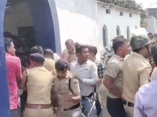 बवाल के बीच पुलिसकर्मियों ने मोर्चा संभाला, महिला पुलिसकर्मी भी पहुंचीं।