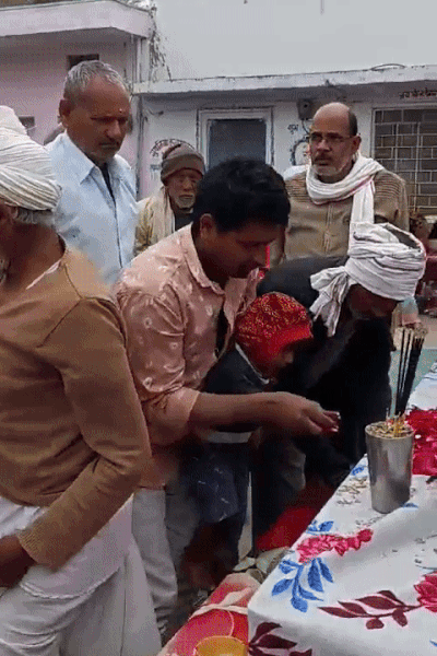 तीये की बैठक के दौरान उपस्थित ग्रामीण और रिश्तेदार।