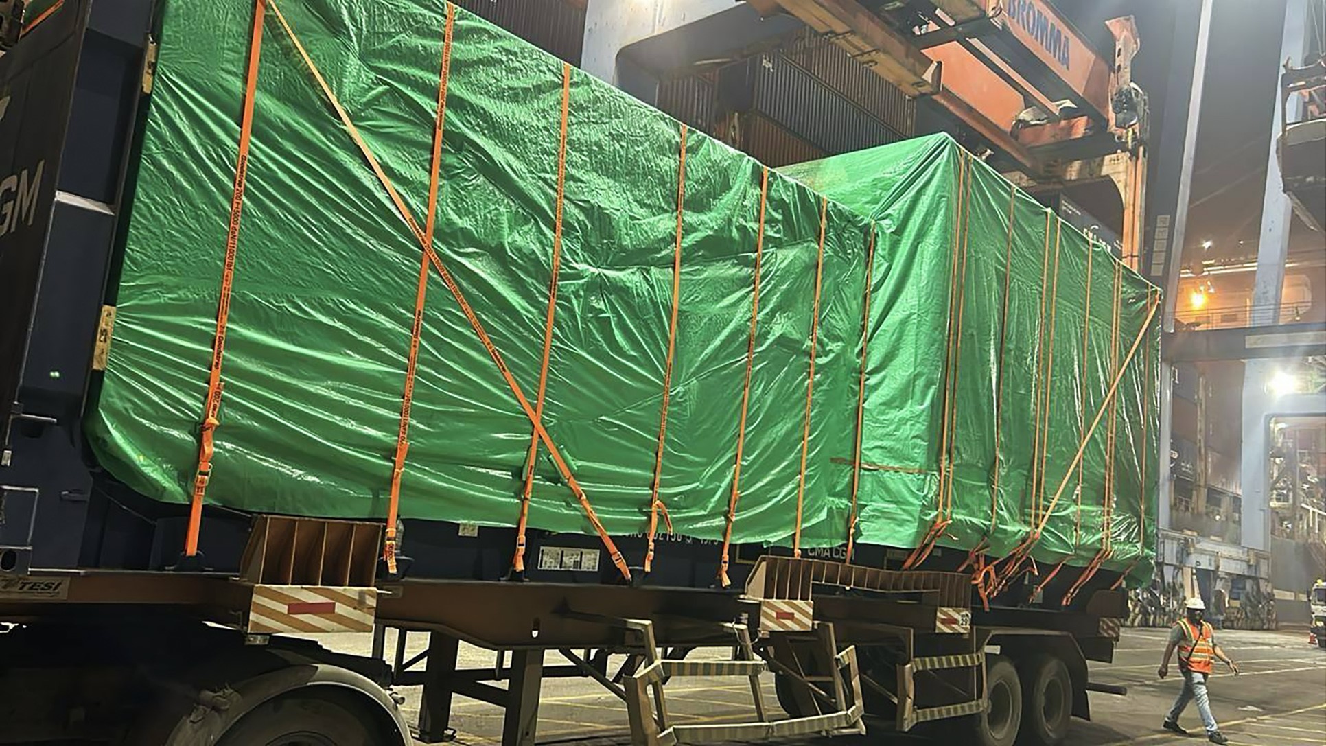 तस्वीर उस शिपमेंट की है, जो जहाज पर मौजूद था। भारतीय सुरक्षा अधिकारियों ने इसे जब्त कर लिया है।