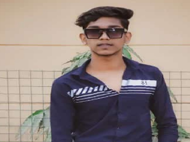 लोहे के पाइप में फंदे पर लटकती मिली थी युवक की लाश।