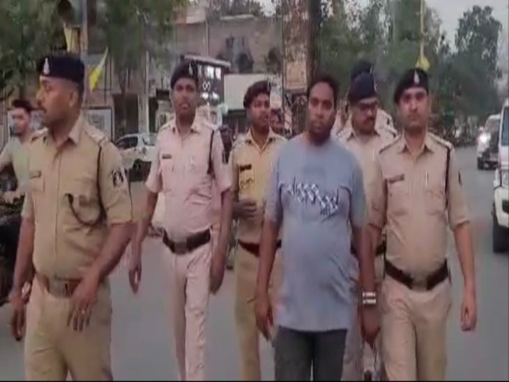 पुलिस ने आरोपी का निकासा जुलूस।