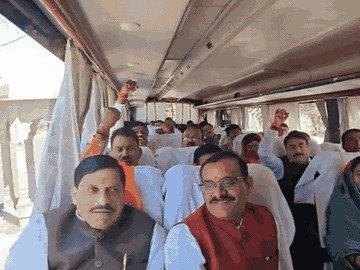 इससे पहले भोपाल में सीएम डॉ. मोहन यादव और उनके कैबिनेट के सदस्य बस में सवार होकर मंत्रालय से एयरपोर्ट पहुंचे।