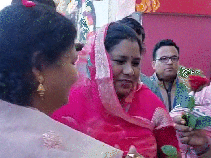 भोपाल एयरपोर्ट पर महापौर मालती राय ने मुख्यमंत्री की पत्नी को गुलाब देकर रवाना किया।