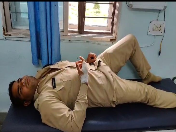 पुलिसकर्मी को आई चोट