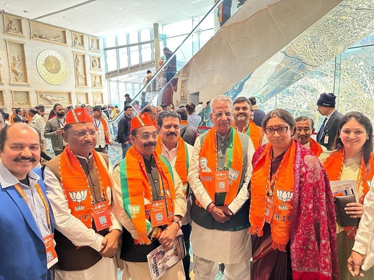 राष्ट्रीय अधिवेशन में माथुर, सीएम और प्रदेश के डिप्टी सीएम।