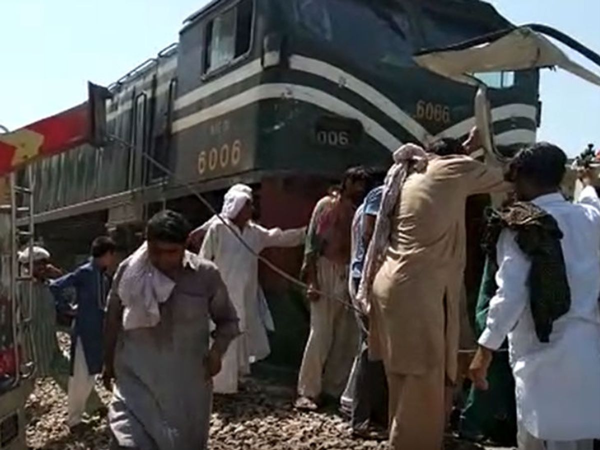 पाकिस्तान में ट्रेन और बस की टक्कर का यह फोटो वहां के अखबार 'द डॉन' ने जारी किया था