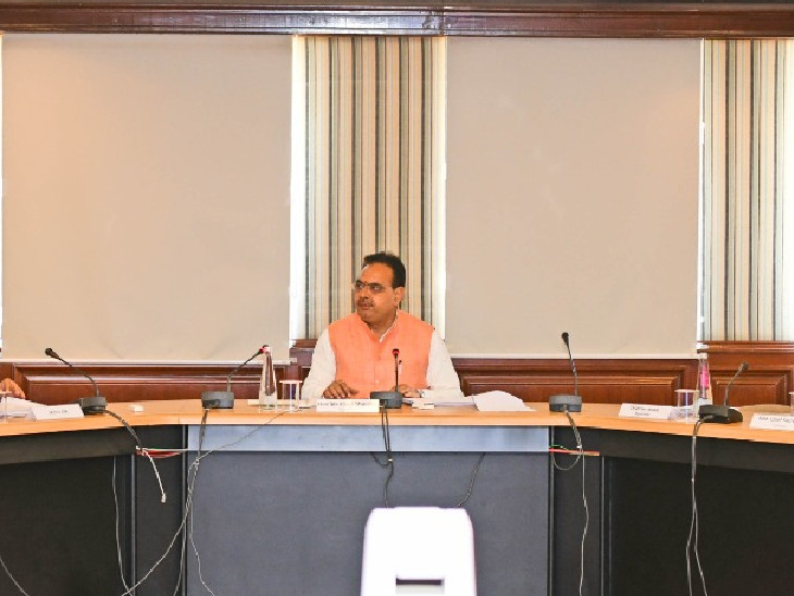 समीक्षा बैठक में अलग-अलग मुद्दों पर चर्चा की गई।