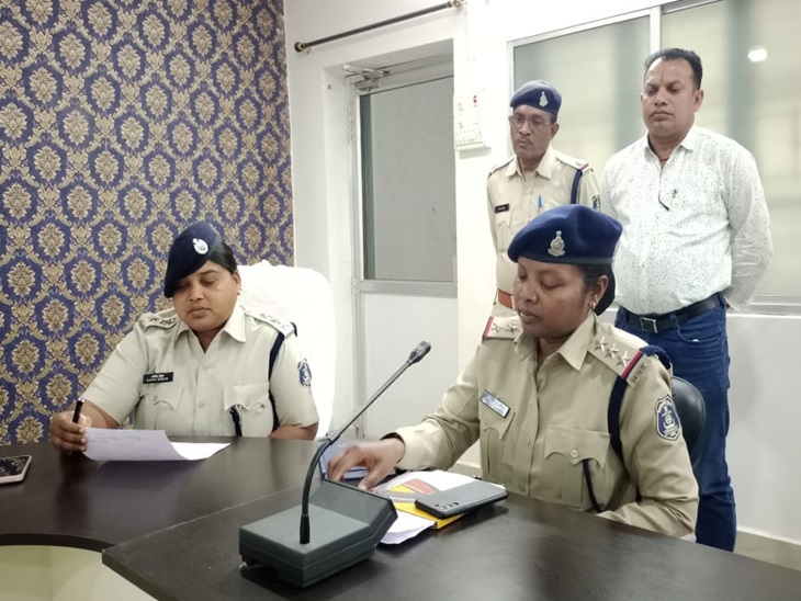 मामले का खुलासा करते पुलिस अधिकारी
