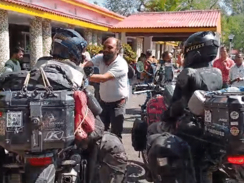 स्पेनिश कपल आज झारखंड से रवाना हो गए। पुलिस ने गिरफ्तार 3 आरोपियों को रविवार को कोर्ट में पेश किया था। - Dainik Bhaskar