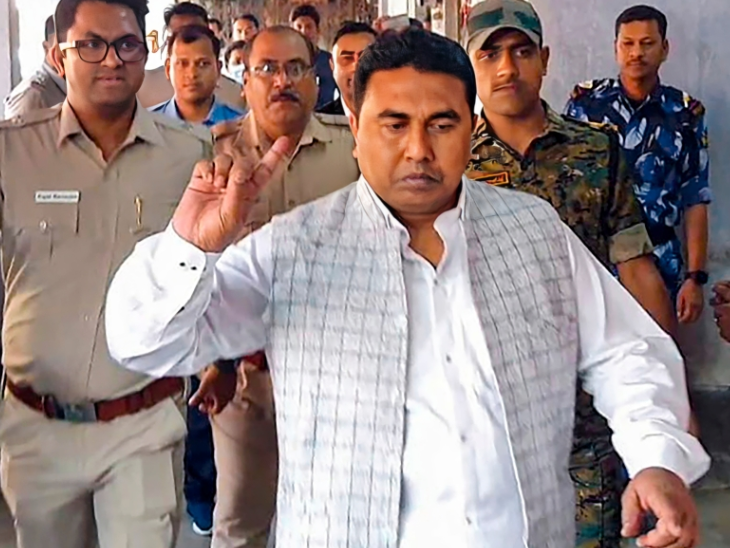 शाहजहां शेख को 29 फरवरी को बशीरहाट कोर्ट में पेश किया गया। यह तस्वीर उसी दिन की है। शेख को बंगाल पुलिस ने गुरुवार 29 फरवरी की सुबह नॉर्थ 24 परगना के मीनाखान इलाके से उसे गिरफ्तार किया। वह 55 दिन से फरार था। - Dainik Bhaskar