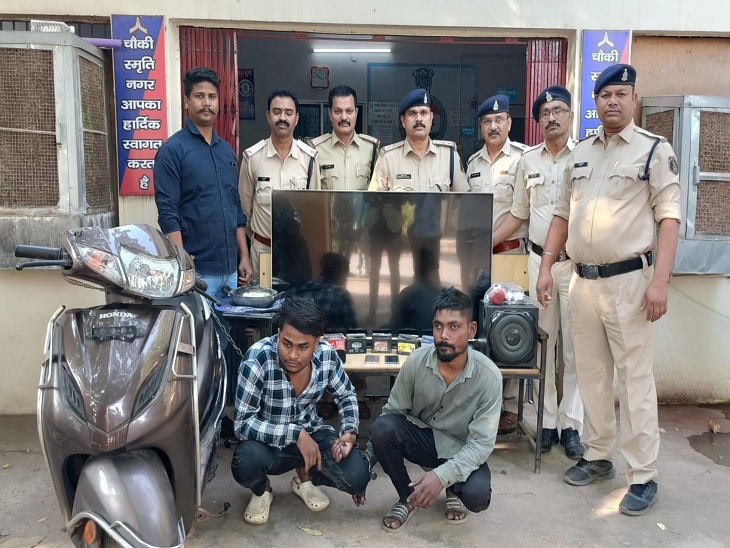 पुलिस द्वारा गिरफ्तार किए गए आरोपी और जब्त सामान - Dainik Bhaskar