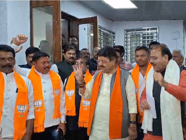 भोपाल में कैलाश विजयवर्गीय के बंगले पर छिंदवाड़ा नगर निगम के सात पार्षदों ने भाजपा की सदस्यता ली। इसके बाद विजयवर्गीय ने उन्हें लोकसभा चुनाव के लिए 'अबकी बार, 400 पार' का संकल्प दिलवाया।