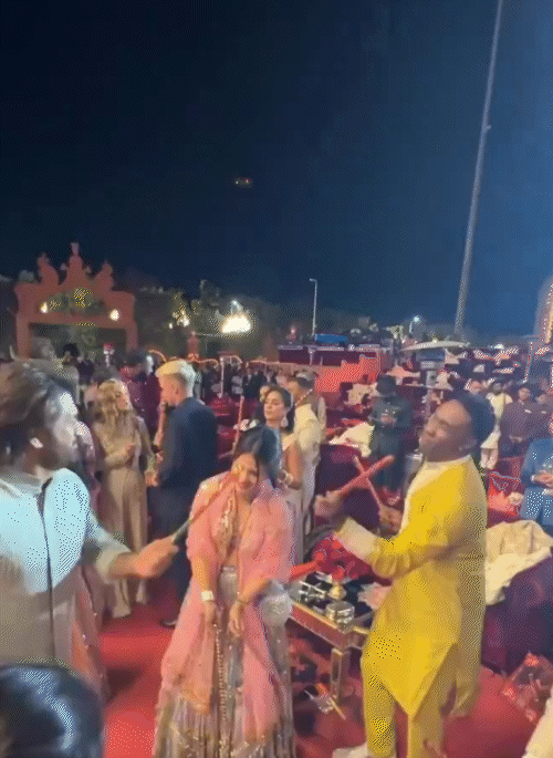 धोनी पिछले हफ्ते मुकेश अंबानी के सबसे छोटे बेटे अनंत अंबानी की प्री-वेडिंग सेरेमनी में शामिल होने जामनगर पहुंचे थे।
