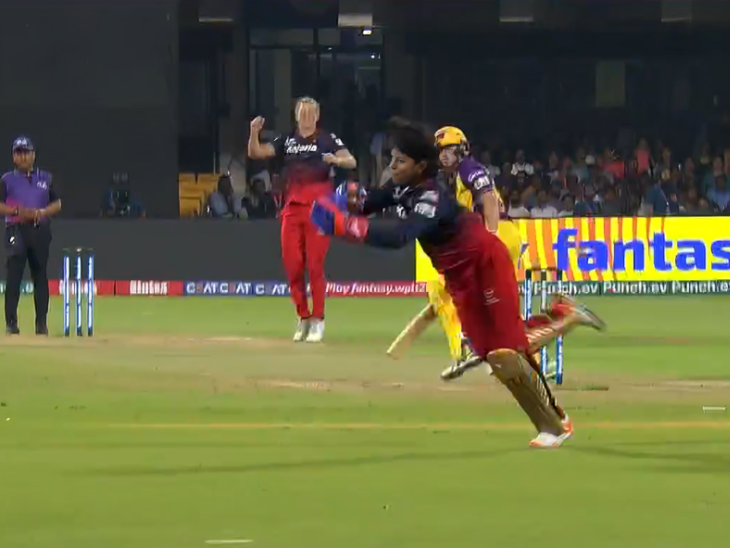 ऋचा ने हैरिस को 5 रन के स्कोर पर चलता किया.