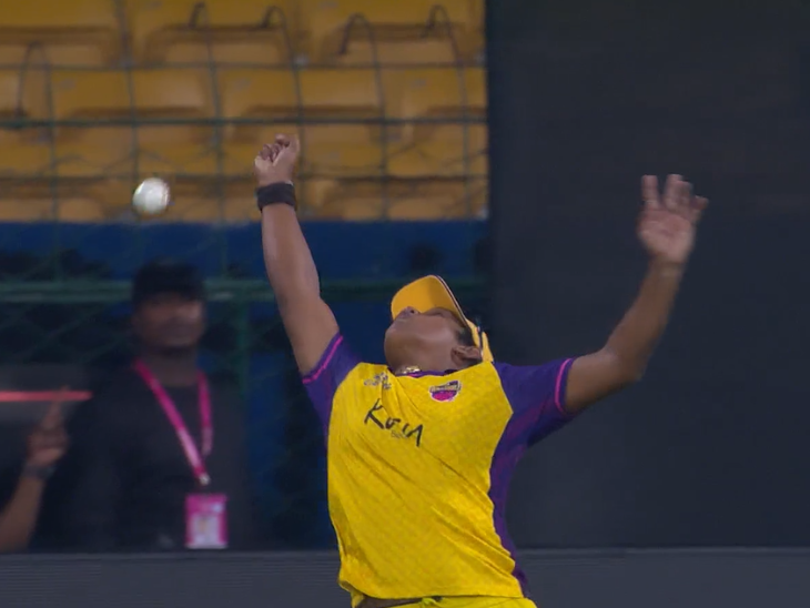 अटापट्टू ने मंधाना का कैच छोड़ा.