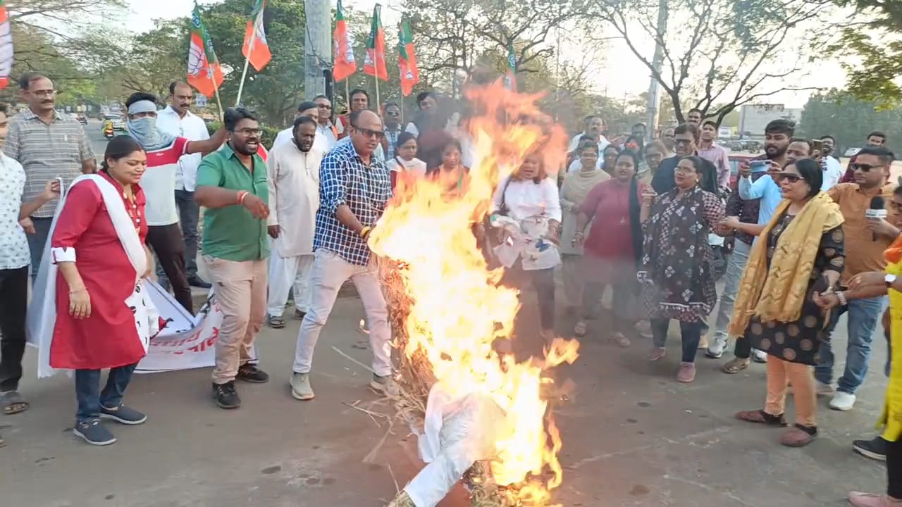 CG News: भाजपाईयों ने विधायक देवेन्द्र यादव का जलाया पूतला, MMS कांड पर झूठी फोरेसिंक रिपोर्ट दिखाने का आरोप
