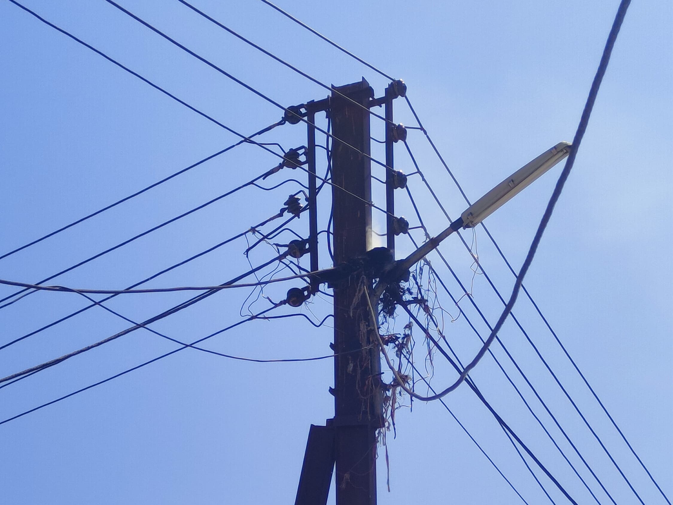 Fire broke out due to short circuit in electric pole | बिजली के खंभे ...