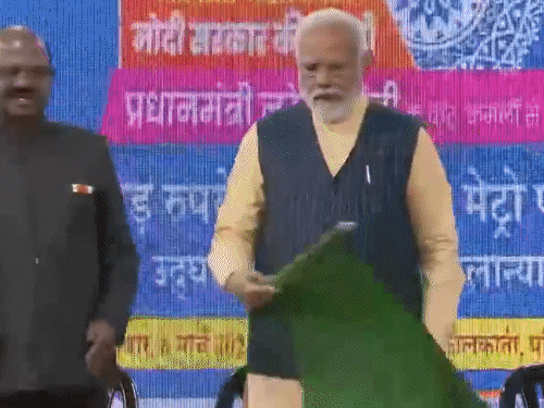 प्रधानमंत्री मोदी ने पश्चिम बंगाल में 15,400 करोड़ रुपए के कई प्रोजेक्ट्स का उद्घाटन और शिलान्यास किया। वे अंडरवाटर मेट्रो में बच्चों के साथ बैठे और बातचीत की। - Dainik Bhaskar