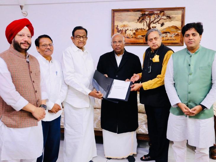 कांग्रेस घोषणापत्र समिति ने 2024 लोकसभा चुनाव के लिए बुधवार को मेनिफेस्टो का ड्रॉफ्ट तैयार करके पार्टी अध्यक्ष मल्लिकार्जुन खड़गे को सौंपा।