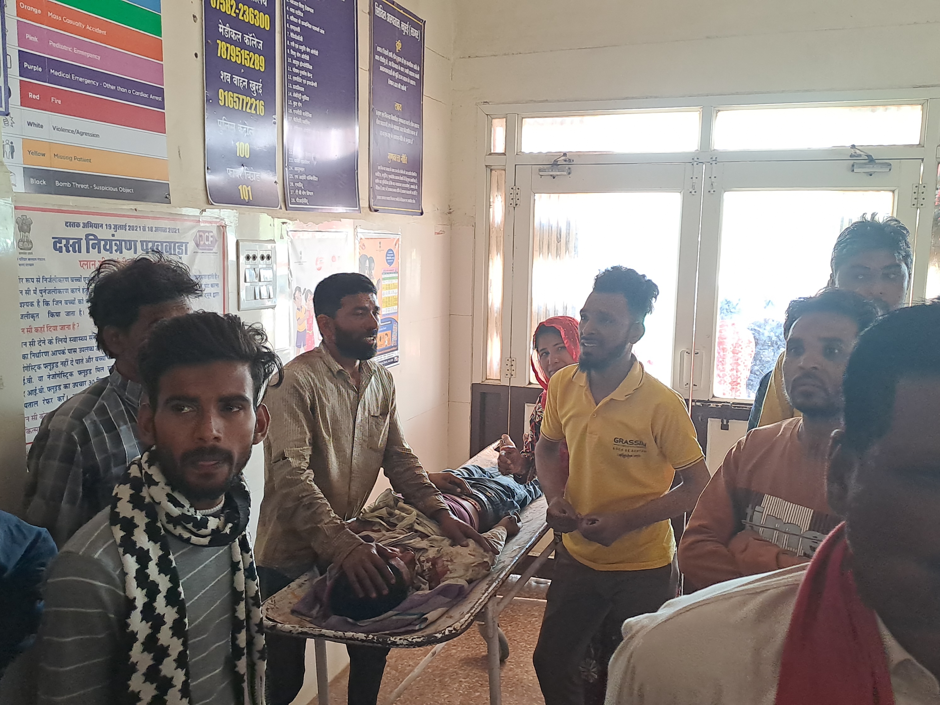 घायलों को खुरई सिविल अस्पताल में भर्ती कराया गया है।