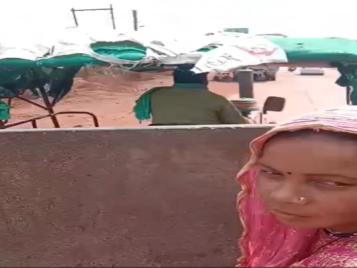 कचरा गाड़ी में बैठकर जिला प्रशासन के कार्यक्रम में जाती महिलाएं। - Dainik Bhaskar