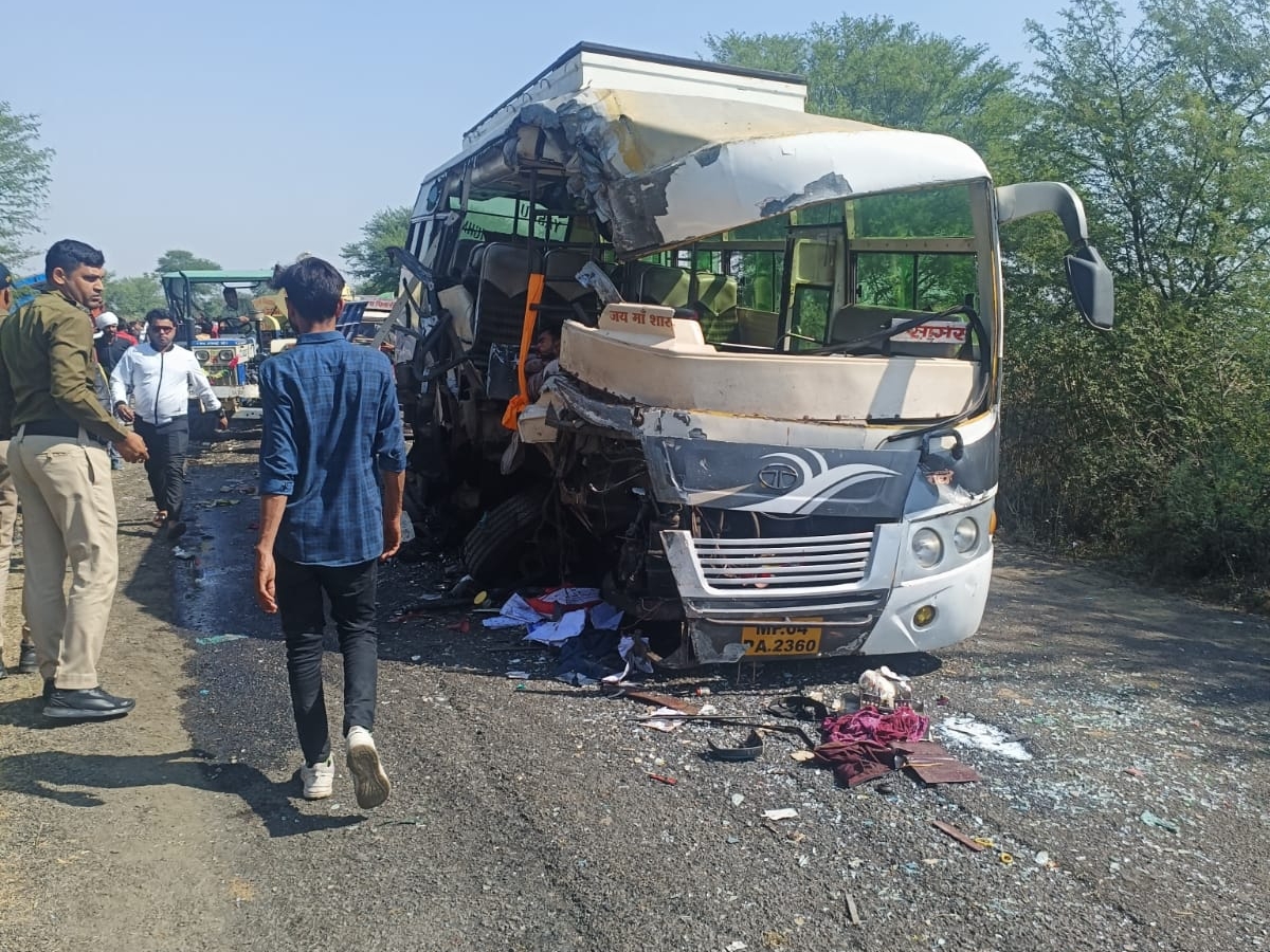 हादसे में बस के एक तरफ का हिस्सा पूरी तरह क्षतिग्रस्त हो गया।