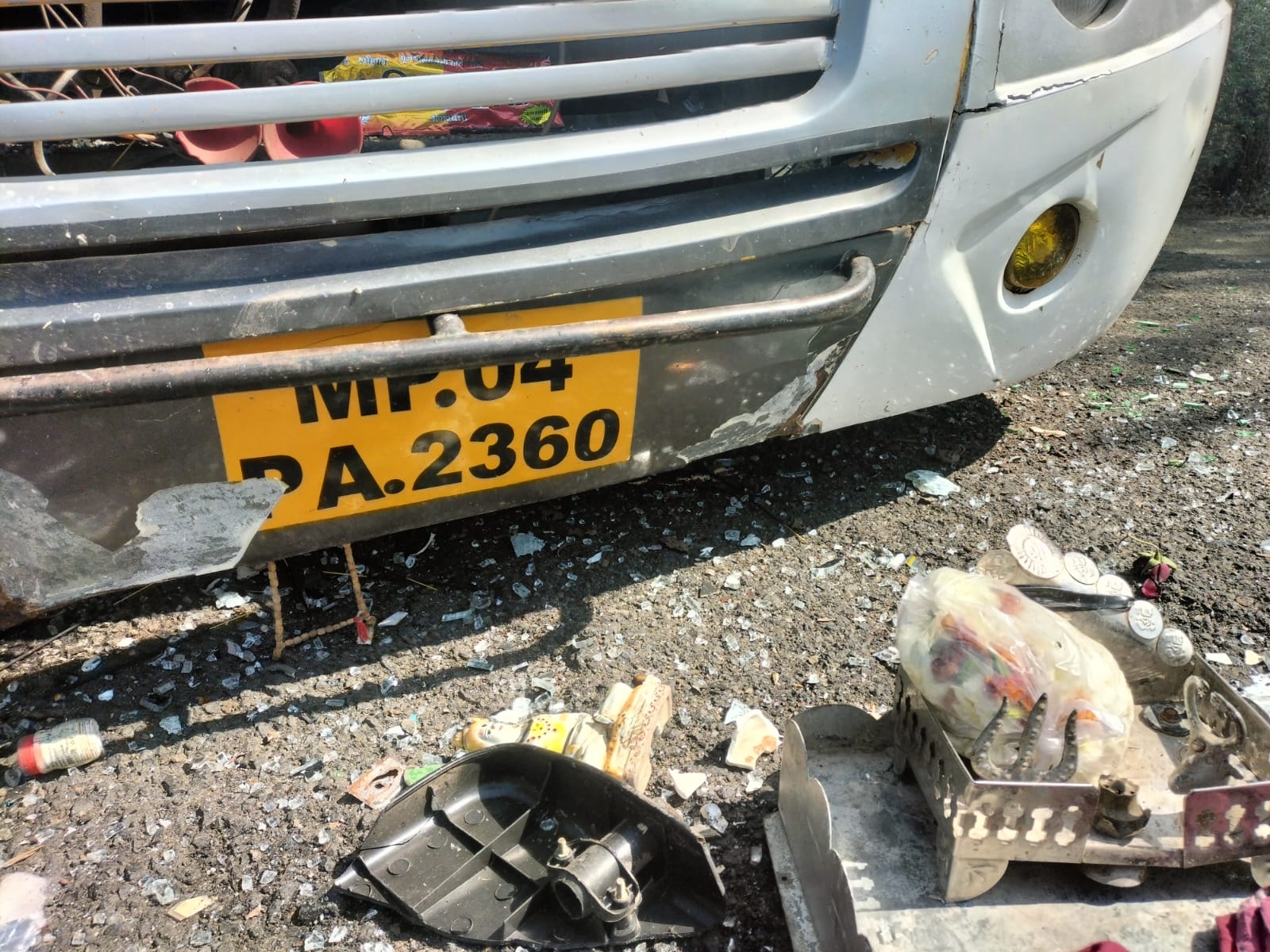 ट्रक और बस के टूटे पुर्जे घटनास्थल पर बिखरे हैं।