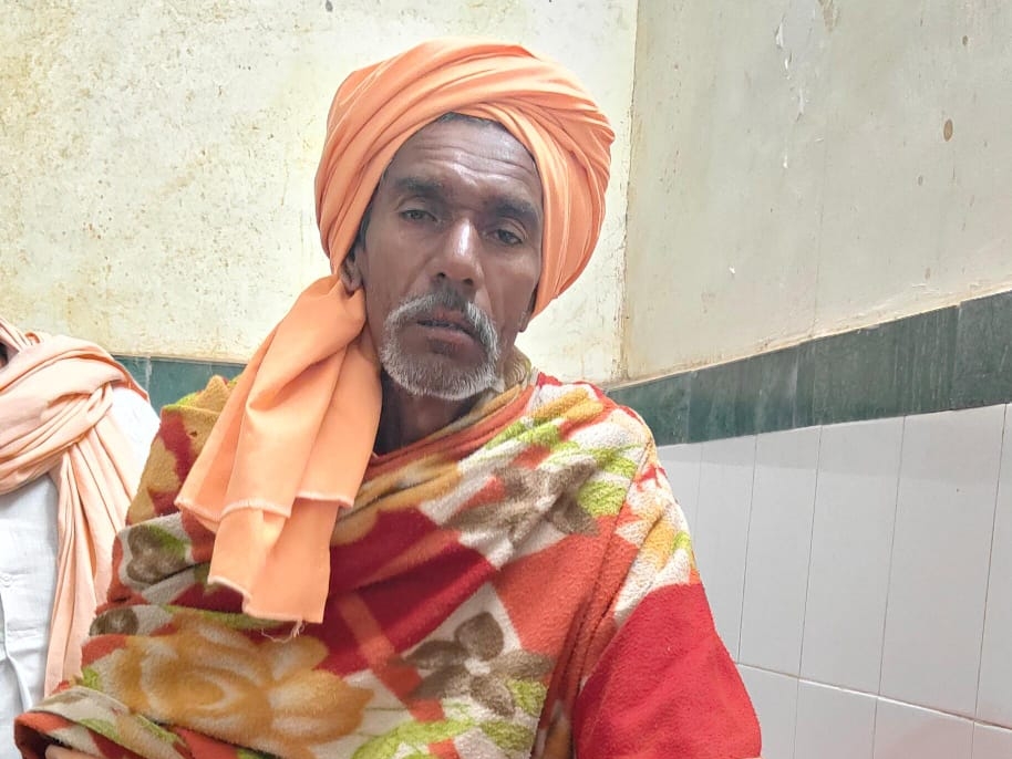 ये हैं 58 साल के मोतीलाल, जिन्होंने 10 मिनट तक मगरमच्छ से संघर्ष कर अपनी जान बचाई।