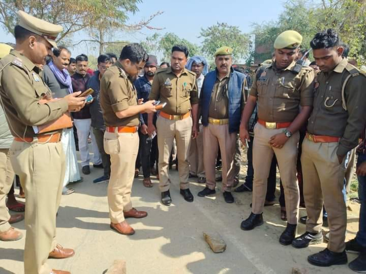 सूचना मिलते ही मौके पर पहुंची पुलिस ने घटना स्थल की जांच की।