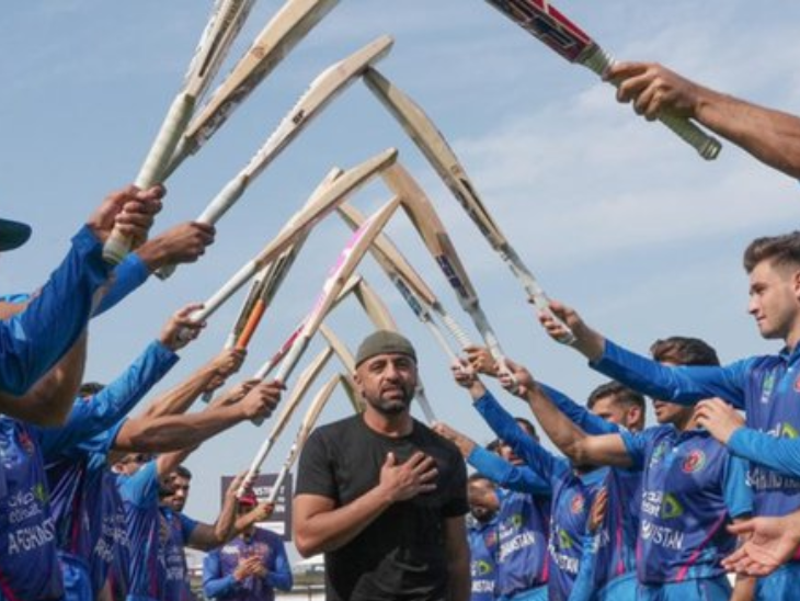 अफगान खिलाड़ी जादरान के सम्मान में खड़े थे।