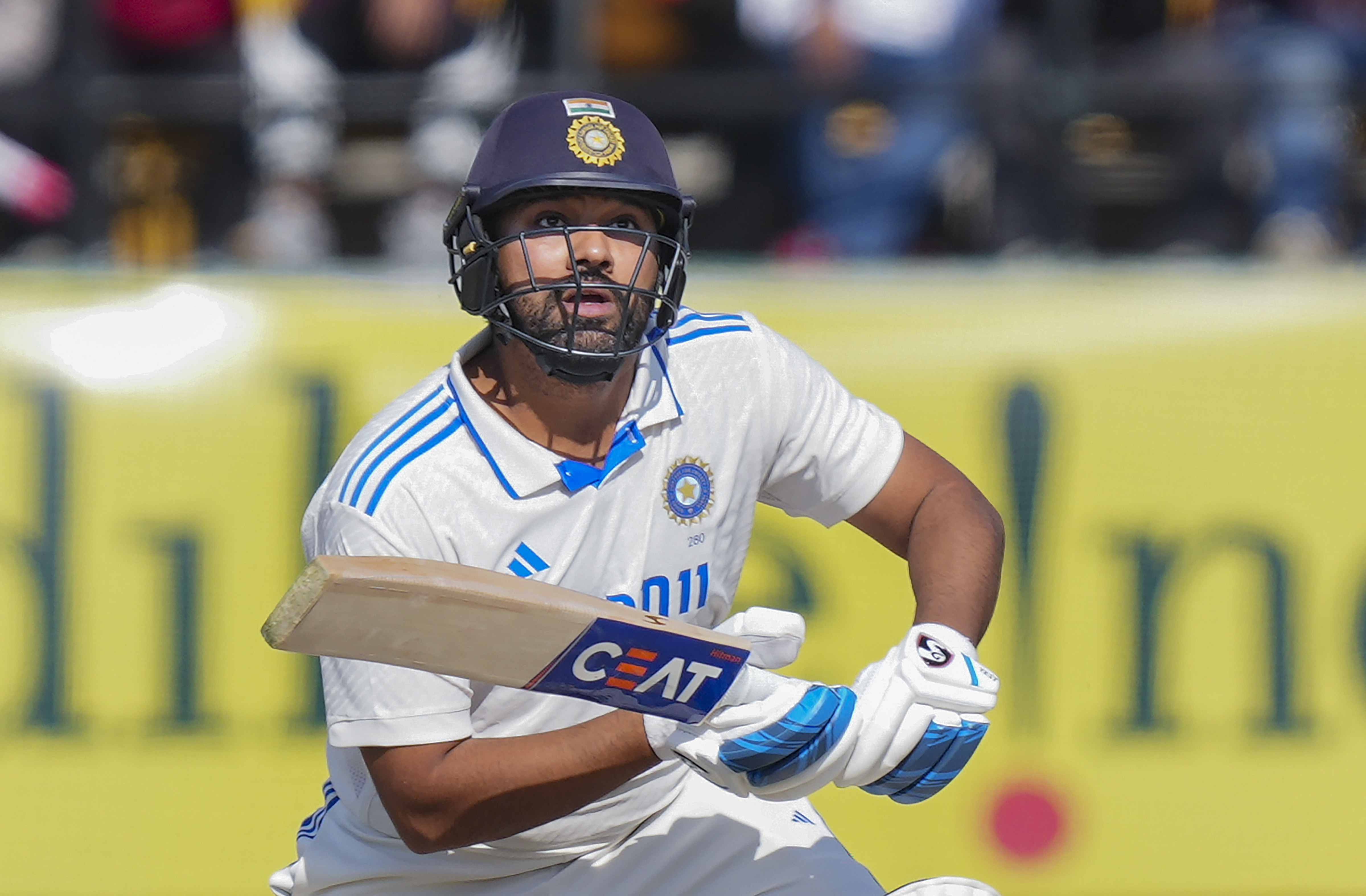 रोहित शर्मा ने 77 बॉल पर अपनी हाफ सेंचुरी पूरी की।