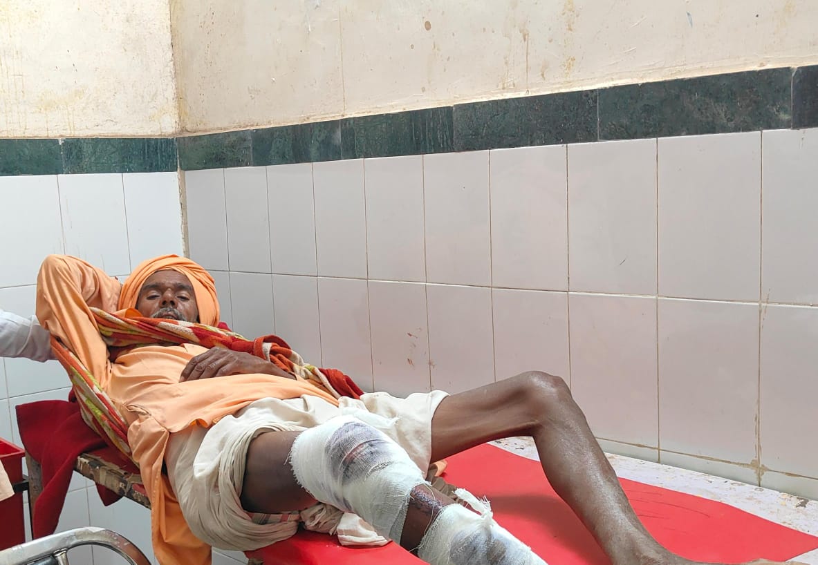 मोतीलाल को परिजनों ने तुरंत करणपुर अस्पताल पहुंचाया।