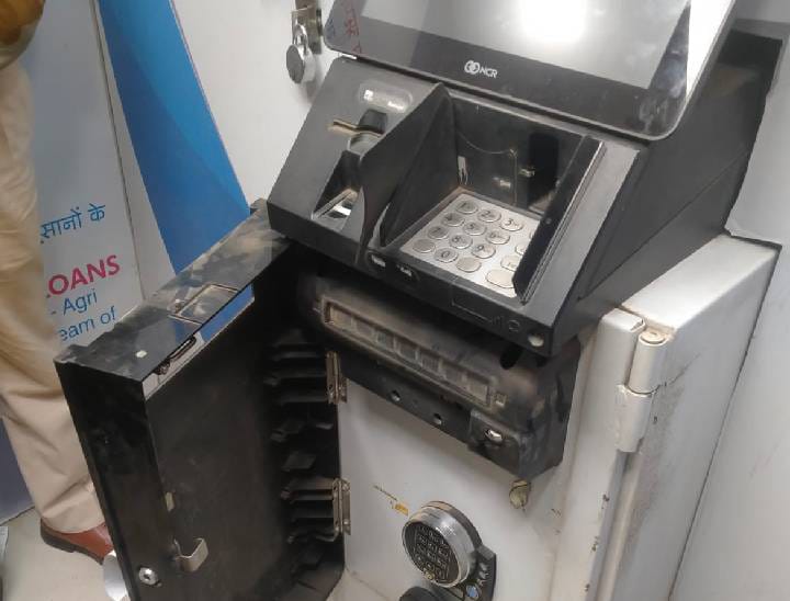 Wanted To Loot Money By Breaking Atm Machine | एटीएम मशीन तोड़कर लूटना चाह  रहा था रुपए: सायरन बजते ही मौके पर पहुंची पुलिस, गिरफ्तार; आरोपी बोला,  फिल्मों में ...