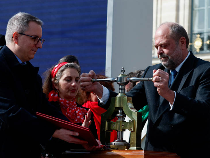 200 साल पुरानी प्रिंटिंग मशीन से अबॉर्शन ऑर्डर का प्रिंट निकालते फ्रांस के जस्टिस मिनिस्टर एरिक ड्यूपोंड मोरेती (दाएं)।